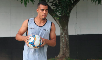 Manaus anuncia contratação do lateral-esquerdo Rennan