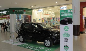 Fiat Mobi que será sorteado pelo MANAUSFC está em exibição no Sumaúma Park Shopping