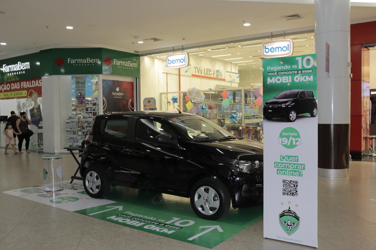 Fiat Mobi que será sorteado pelo MANAUSFC está em exibição no Sumaúma Park Shopping