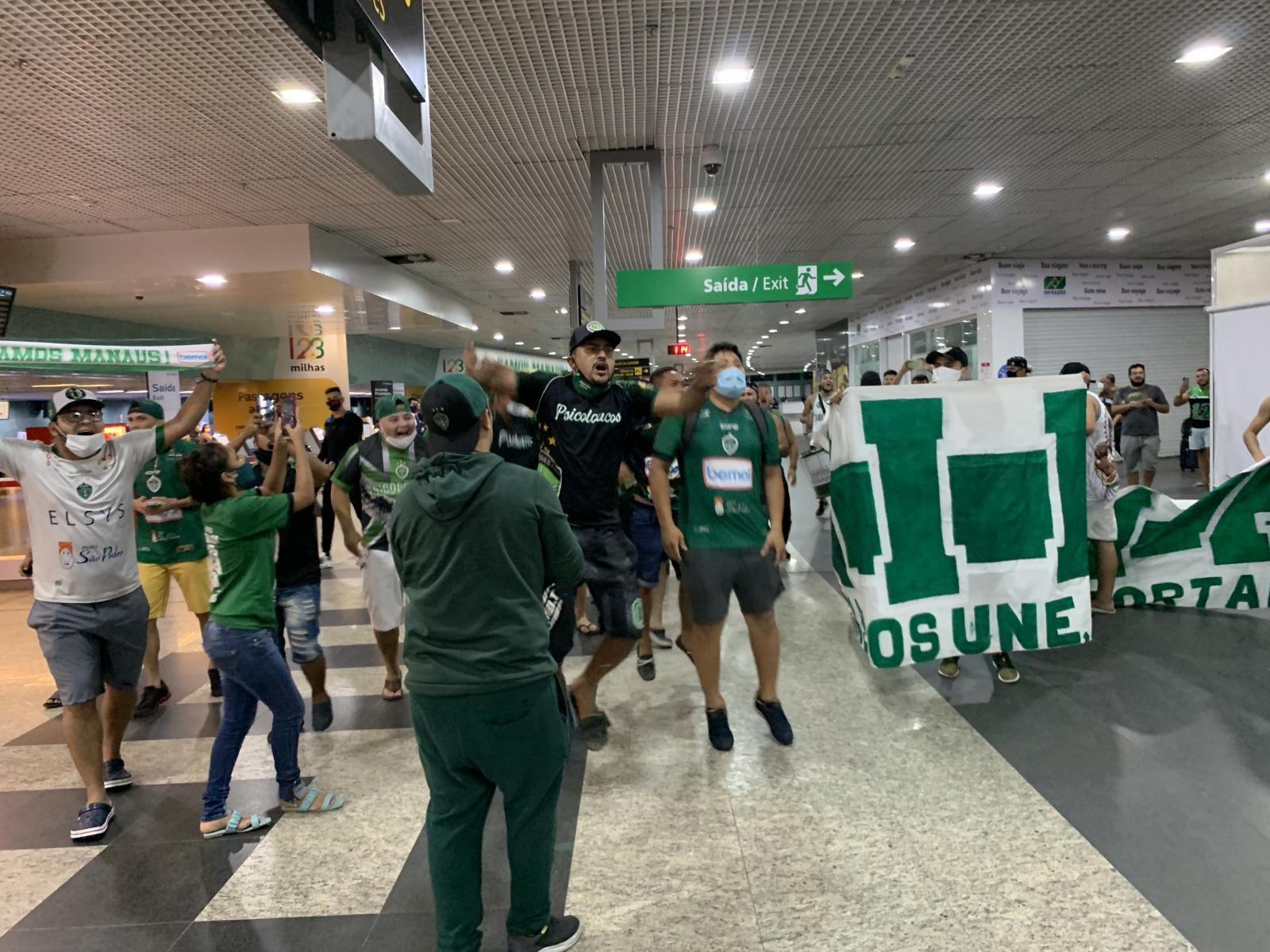 Empurrados por festa da torcida, Manaus FC embarca rumo a São Paulo
